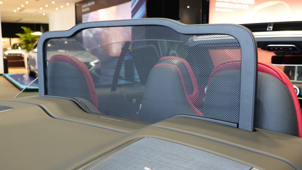平治全新CLE開篷轎跑車，後座椅背備有電動伸縮風擋。