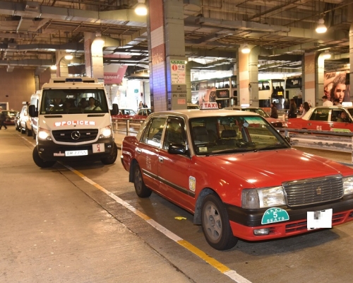 52歲的士男司機涉嫌「濫收車資」被扣留調查。資料圖片