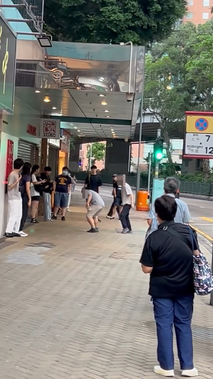 玉石舖老闆與一名灰衫男子於街頭拉拉扯扯。threads@ar_lau_326片段截圖 玉石舖老闆與一名灰衫男子於街頭拉拉扯扯。threads@ar_lau_326片段截圖