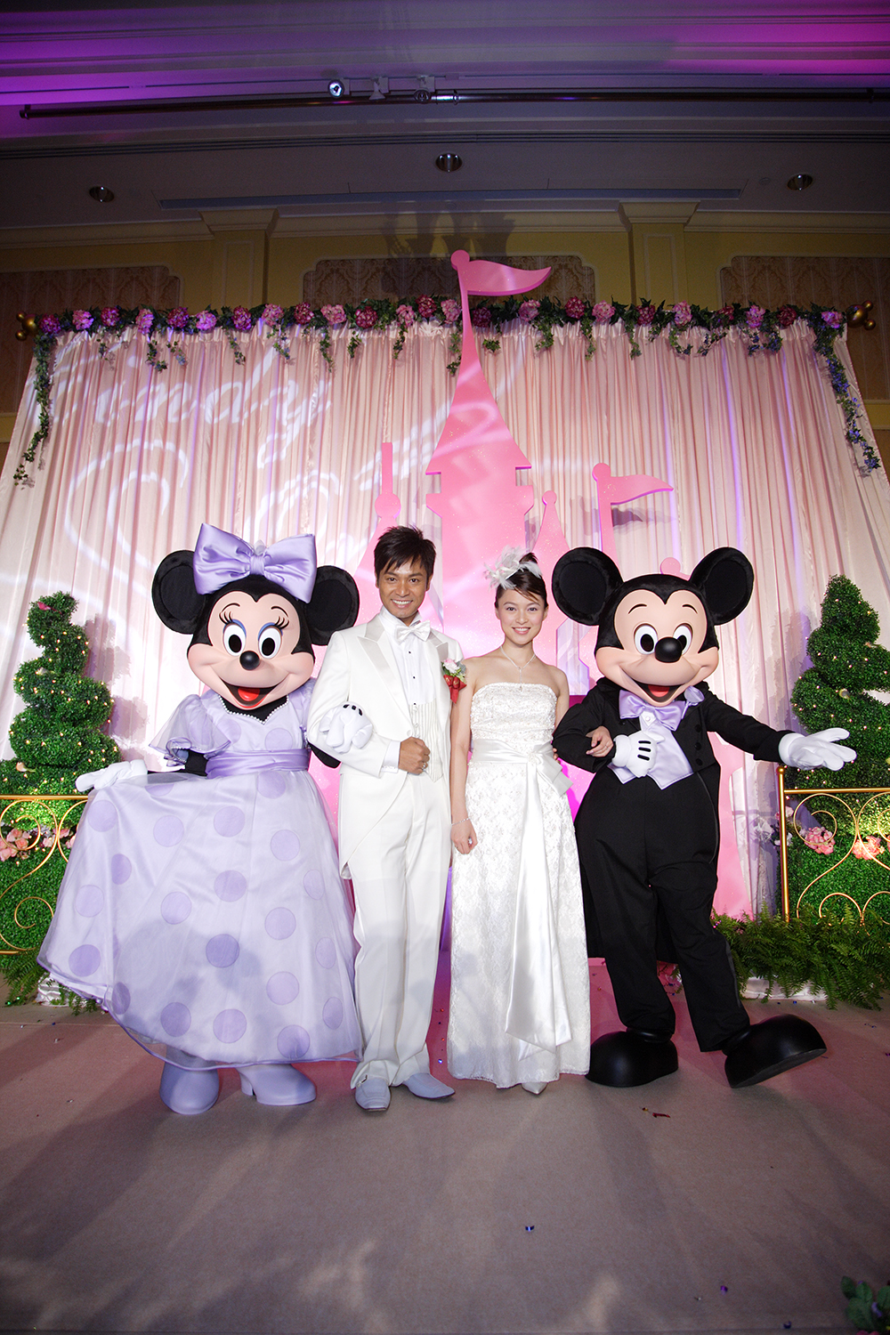 郭晉安與歐倩怡2006年在主題樂園舉行童話式婚禮。