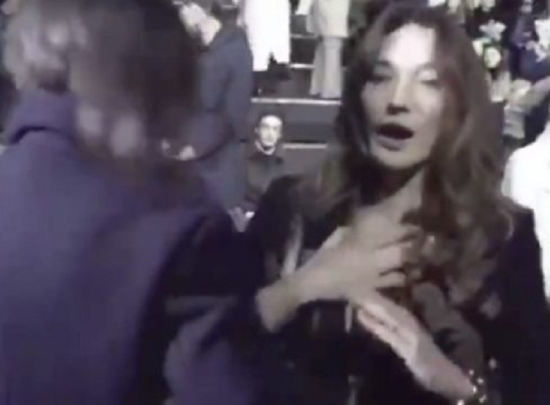布魯尼(Carla Bruni)在時裝秀上拿新冠疫情開玩笑,假扮咳嗽取樂。網圖