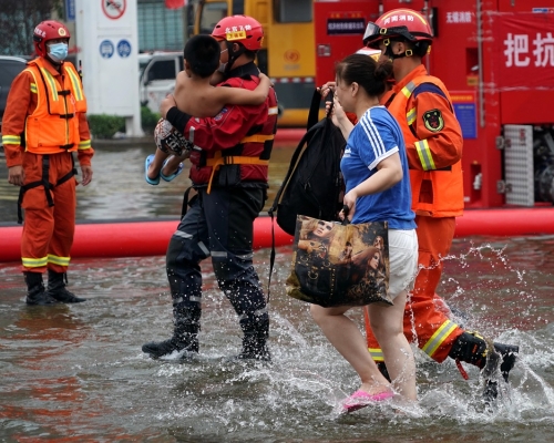 河南連日暴雨導致全省成逾1,300萬人受災，73人罹難。新華社圖片
