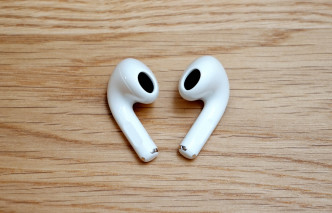 ●AirPods 3外形設計一如AirPods Pro改用橢圓形框體及縮小了耳柄，但沿用半開放式設計。