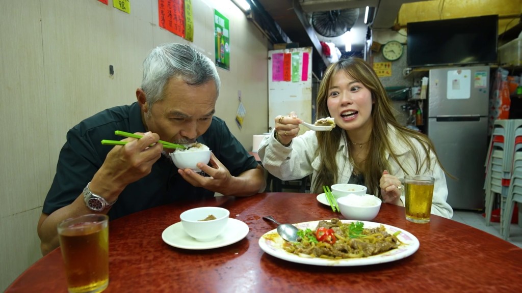 黄婧灵食到不顾仪态。
