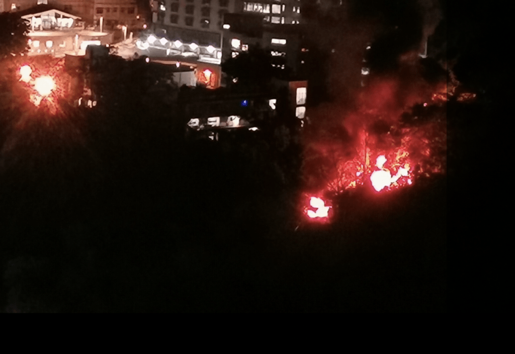 從不同網上影片及照片可見，現場火勢頗大。香港突發事故報料區及討論區  