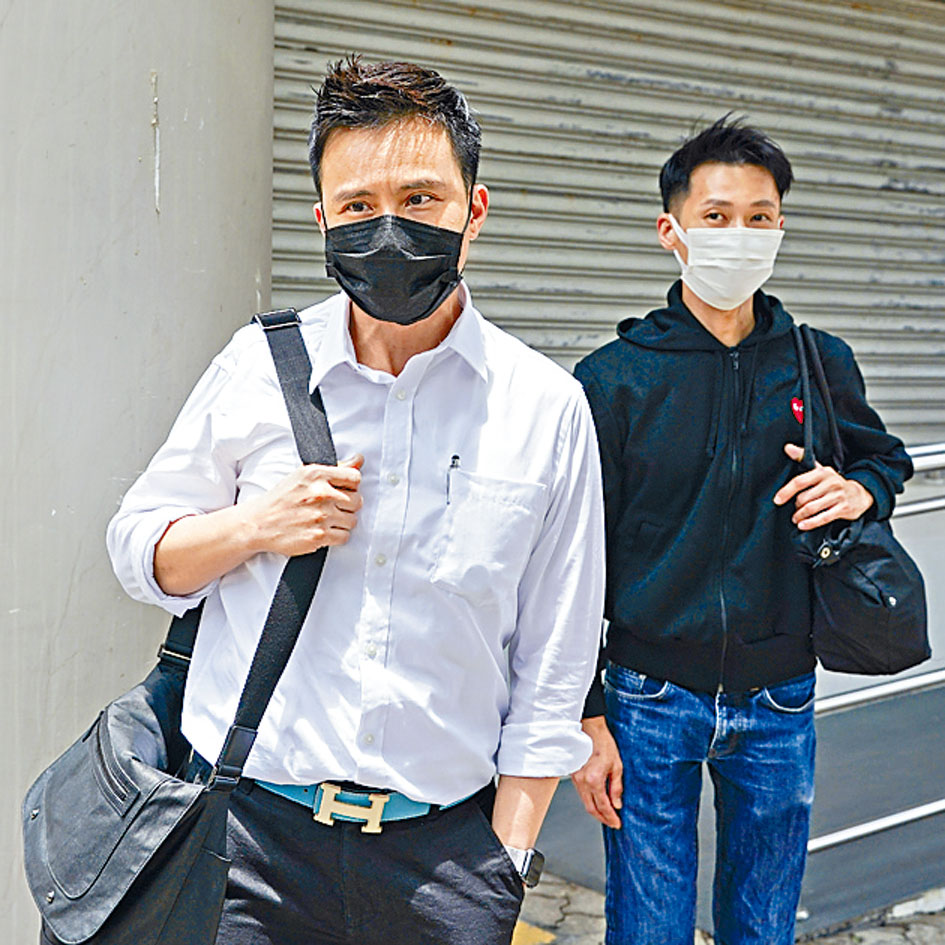 兩名前國泰機組人員黃昱龍(左)和劉諾宏(右)昨提堂。