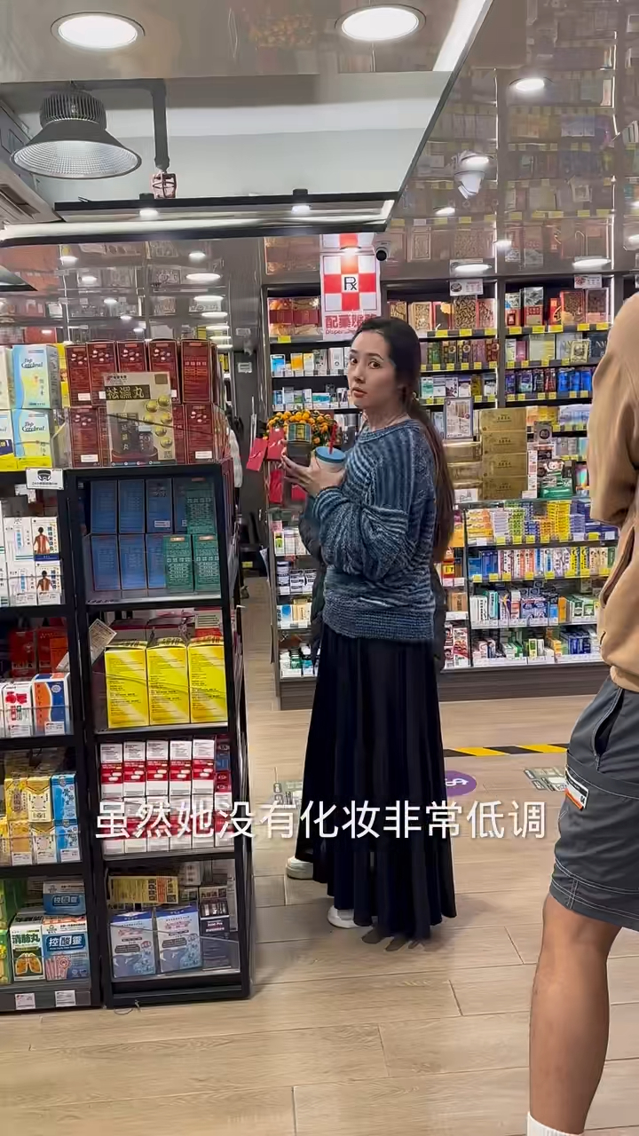 片尾郭碧婷似乎發現該帖主在偷拍，便一邊整理劉海一邊用身體遮著兒子，更直接背對鏡頭，以免囝囝模樣曝光。