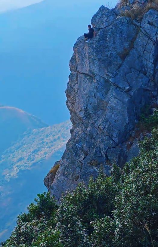 東莞有男子不顧危險在懸崖邊「練功」 ，惹來批評。抖音