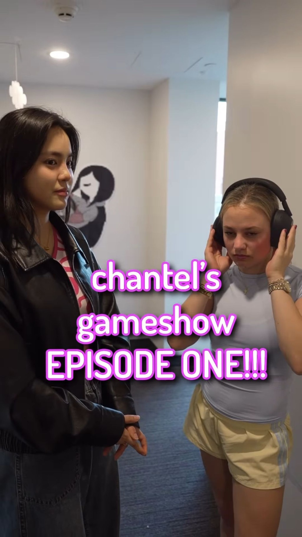 遊戲規則是由同學戴上耳機聽廣東歌，然後再嘗試唱出來讓姚焯菲猜。