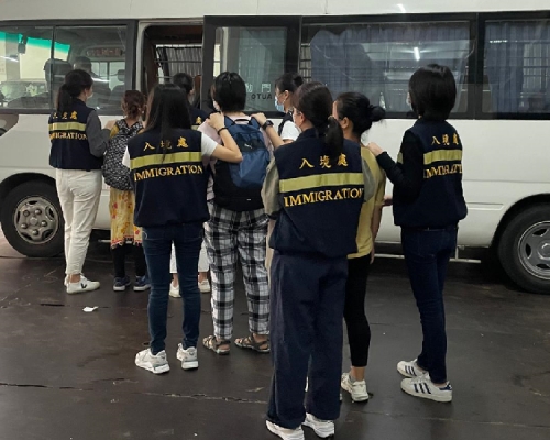入境處一連四日打擊黑工,共拘捕13人。政府新聞處圖片
