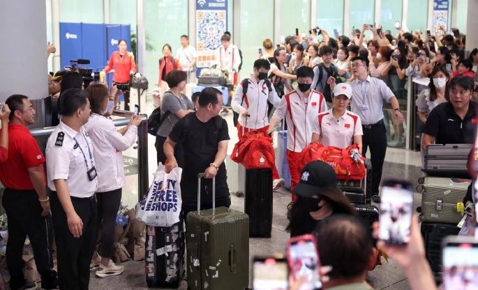 國乒隊回國上千球迷在機場迎接。