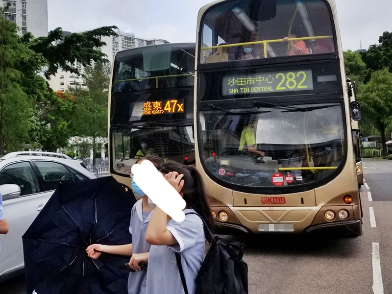 落車的乘客中包括學生。「馬路的事討論區」FB圖片