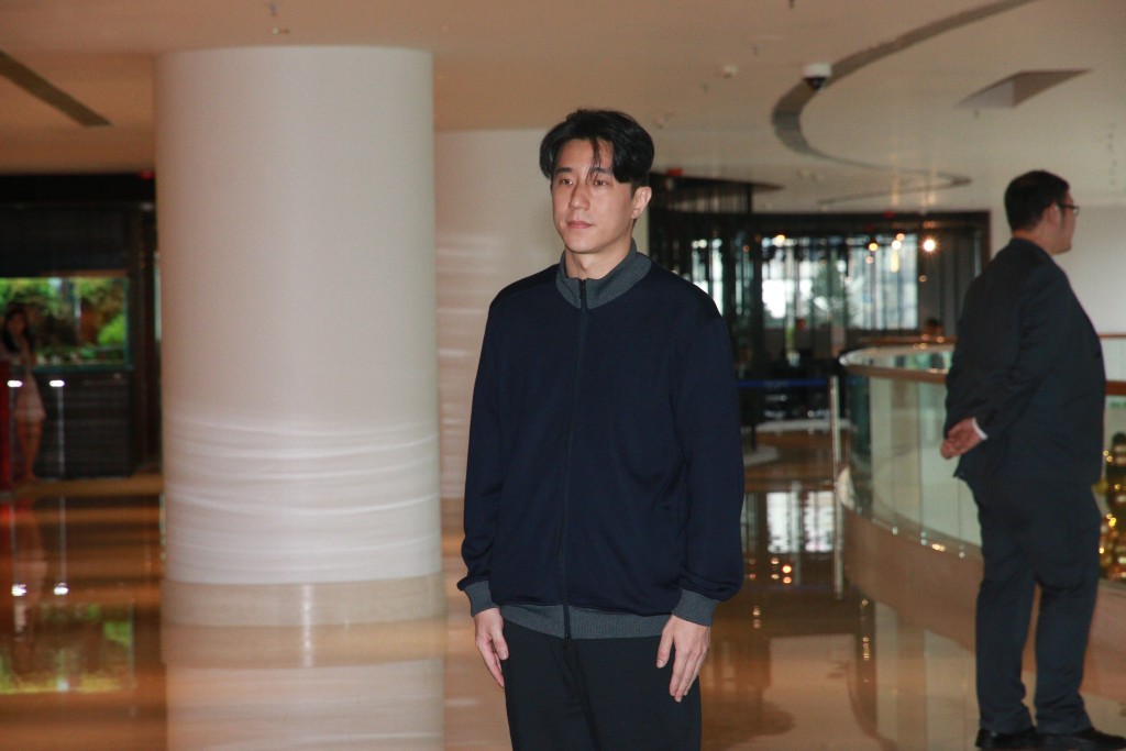 因為成龍和林鳳嬌不在台灣,房祖名代二人出席追思會。