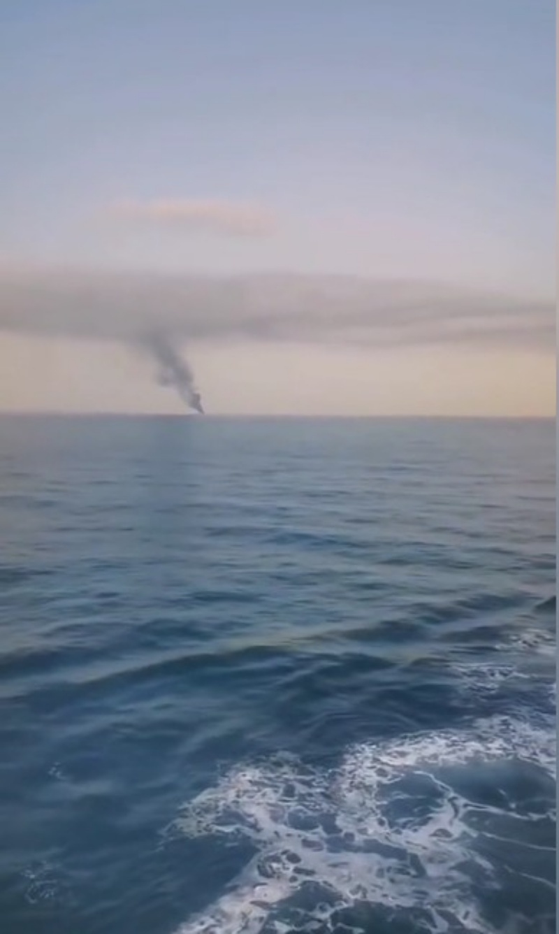 一艘空载的油船在日照海域发生爆炸。影片截图