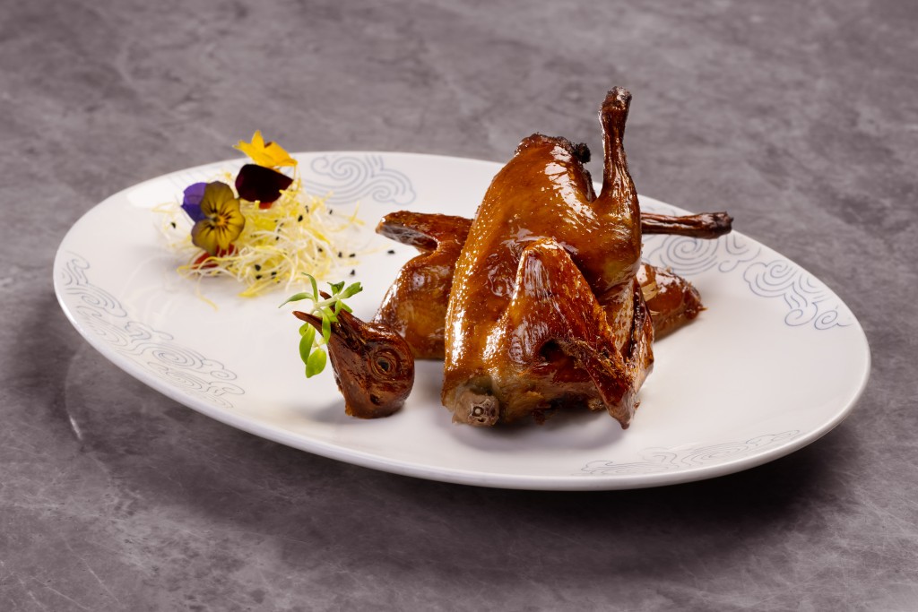 脆皮煙燻BB鴿入口皮脆肉嫩。