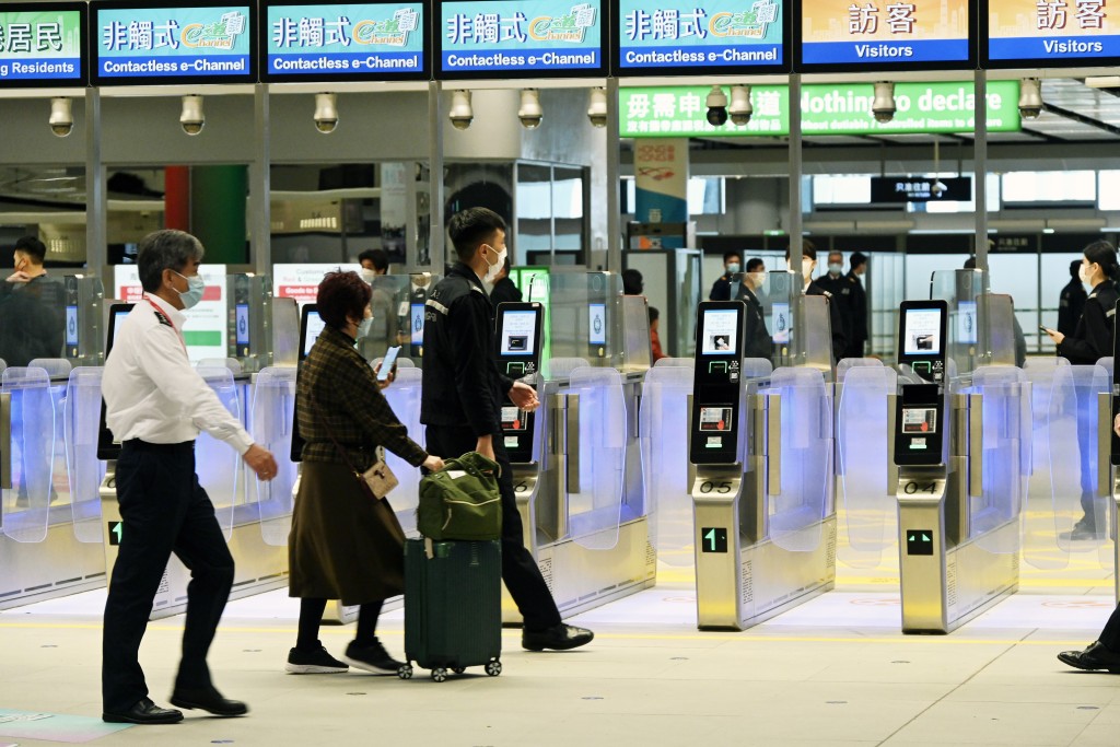 統計處指，人口上升主要由於期間錄得21,000名香港居民淨移入。