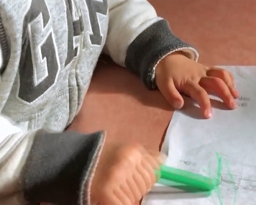 台灣一名3歲女童，獨自在客廳畫畫時，竟然把蠟筆塞到鼻孔裡。最後，醫生從女童鼻腔內，取出約1.5厘米的蠟筆。網上圖片