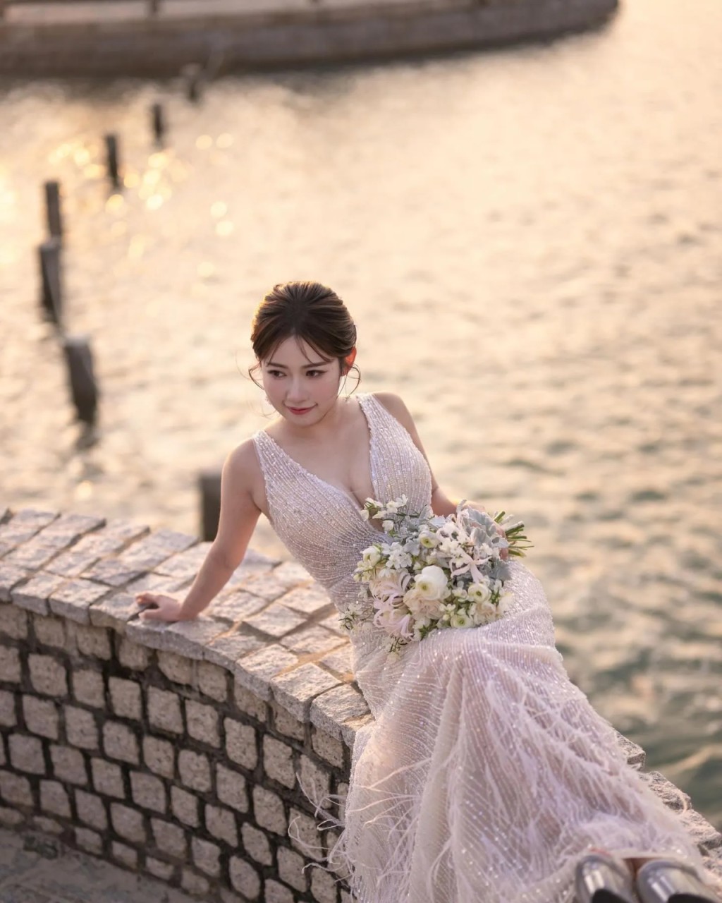 黃婧靈紮起馬尾,身穿 超Deep V 銀白色透視晚裝,並手持一大束由白桔梗及粉玫瑰砌成的鮮花,在海傍擺出各種性感誘人甫士。 黃婧靈紮起馬尾,身穿 超Deep V 銀白色透視晚裝,並手持一大束由白桔梗及粉玫瑰砌成的鮮花,在海傍擺出各種性感誘人甫士。