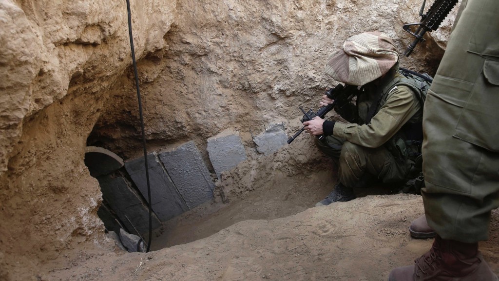 以色列士兵檢查在加沙邊境發現的隧道。 美聯社