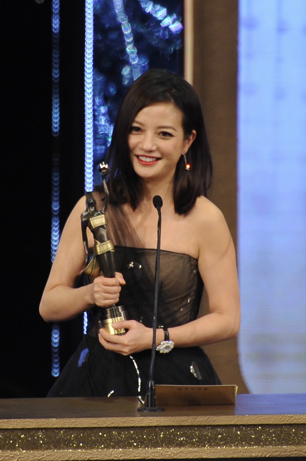 趙薇2015年憑電影《親愛的》成為香港金像獎影后。