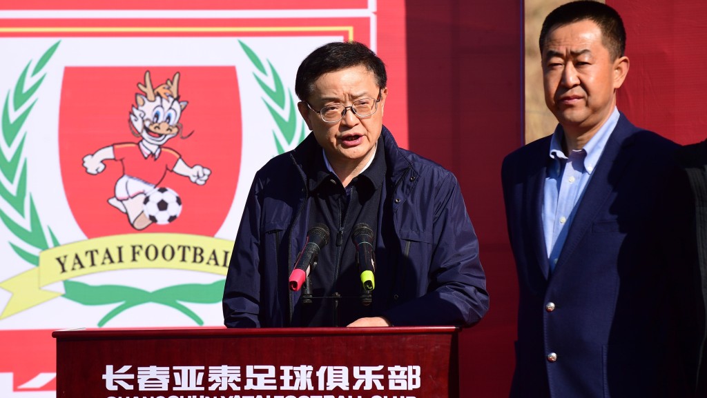 李毓毅任足協副主席期間在「東北聯盟杯」青少年足球聯賽開幕式上致辭。 新華社