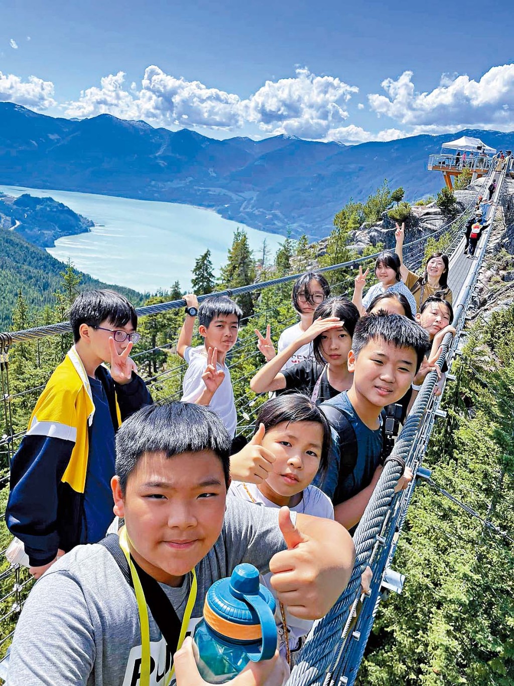 学生乘坐缆车登上高山,获安排导赏认识山脉及冰川,了解加拿大的环保发展。