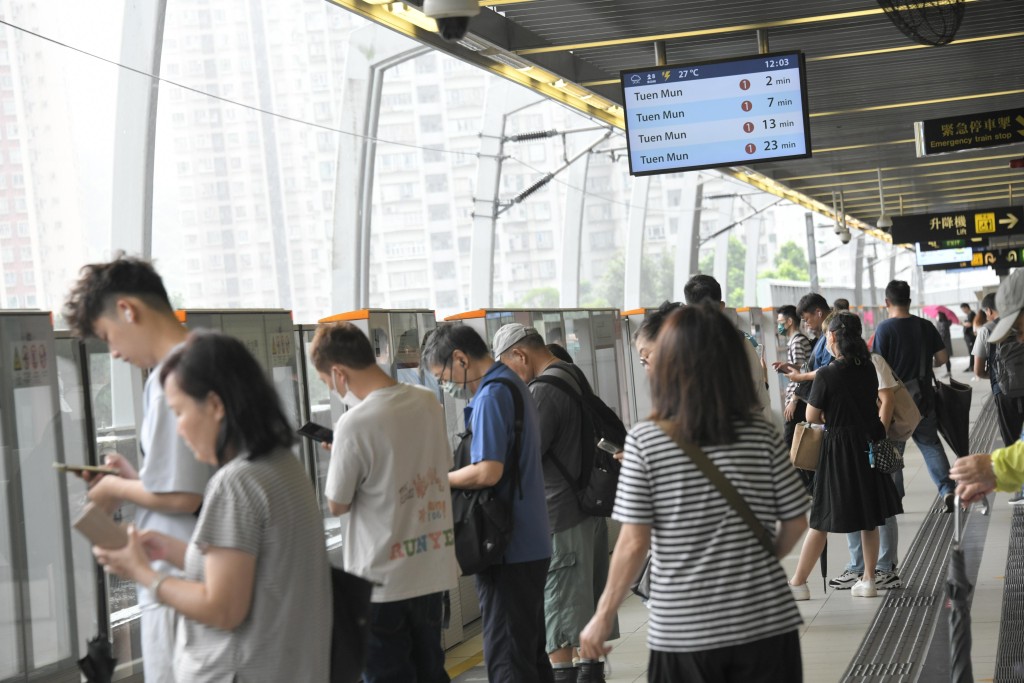 港铁屯马线往市区方向。刘骏轩摄