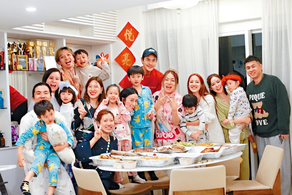 鄭嘉穎（後排紅衣）多次缺席鐵馬家族聚會，反而樂於出席老婆陳凱琳「少婦聯盟」的聚會。