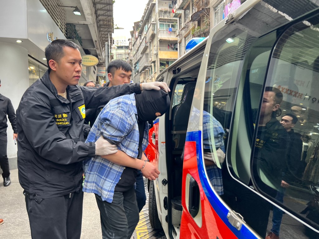一名45岁香港男子涉嫌谋杀、加重杀人罪及盗窃罪移送检察院侦办。