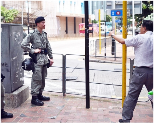 有穿上防暴裝束的警員在英皇道及渣華道多個街口及港鐵站出入口駐守。