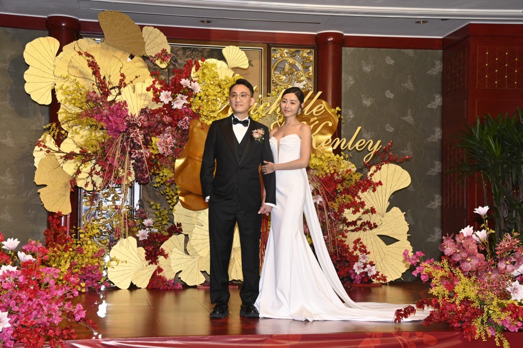 婚宴現場金光閃閃。