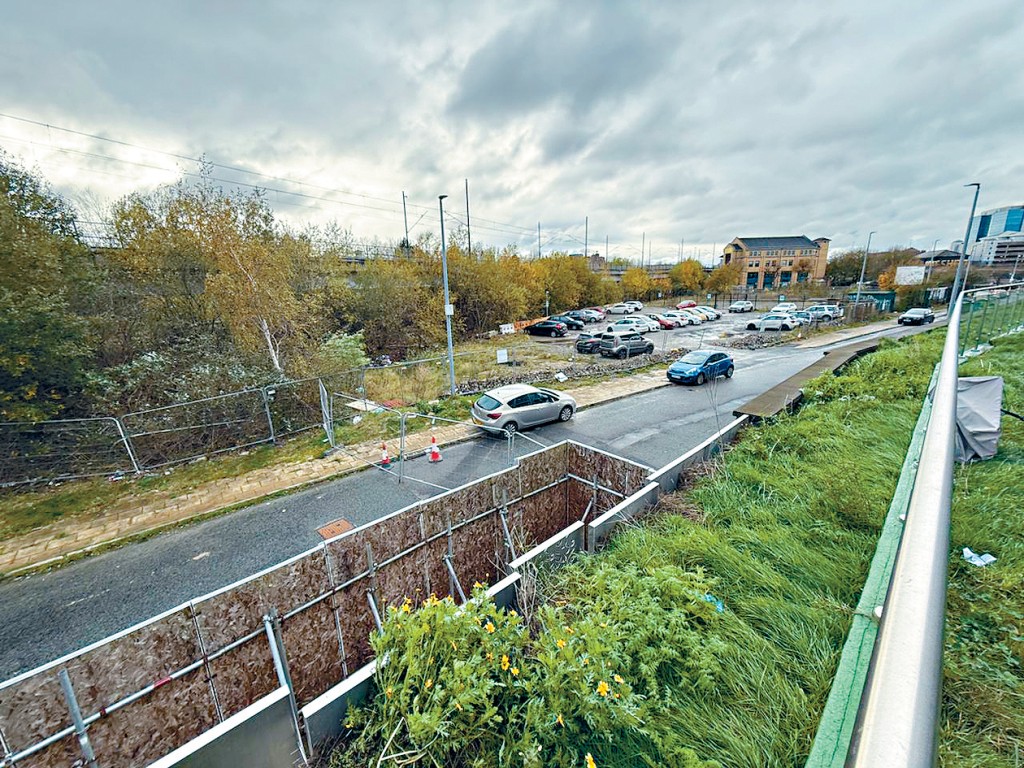 原本的D及E座停車場入口仍然被封住。