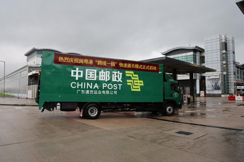 首輛載有轉口貨物的車輛今日上午由福州關區順利抵達香港國際機場並轉運貨物往世界各地。 首輛載有轉口貨物的車輛今日上午由福州關區順利抵達香港國際機場並轉運貨物往世界各地。