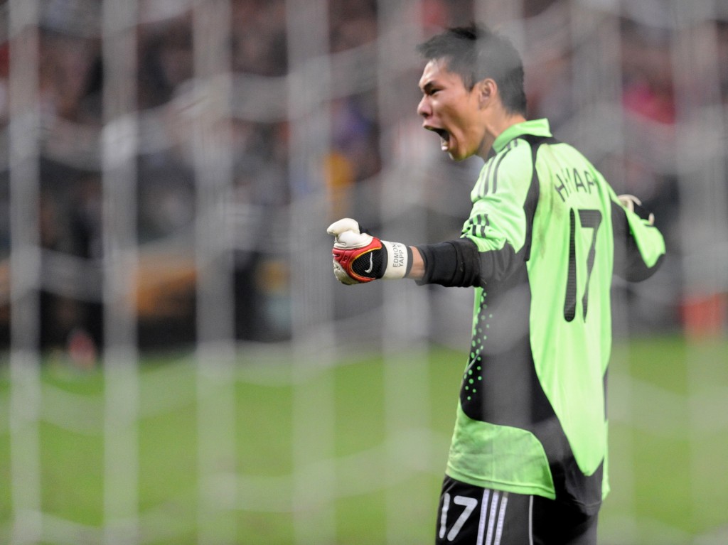 門神葉鴻輝力保球門不失。 門神葉鴻輝力保球門不失。