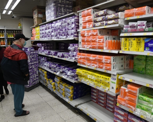 紙巾擺滿貨架。