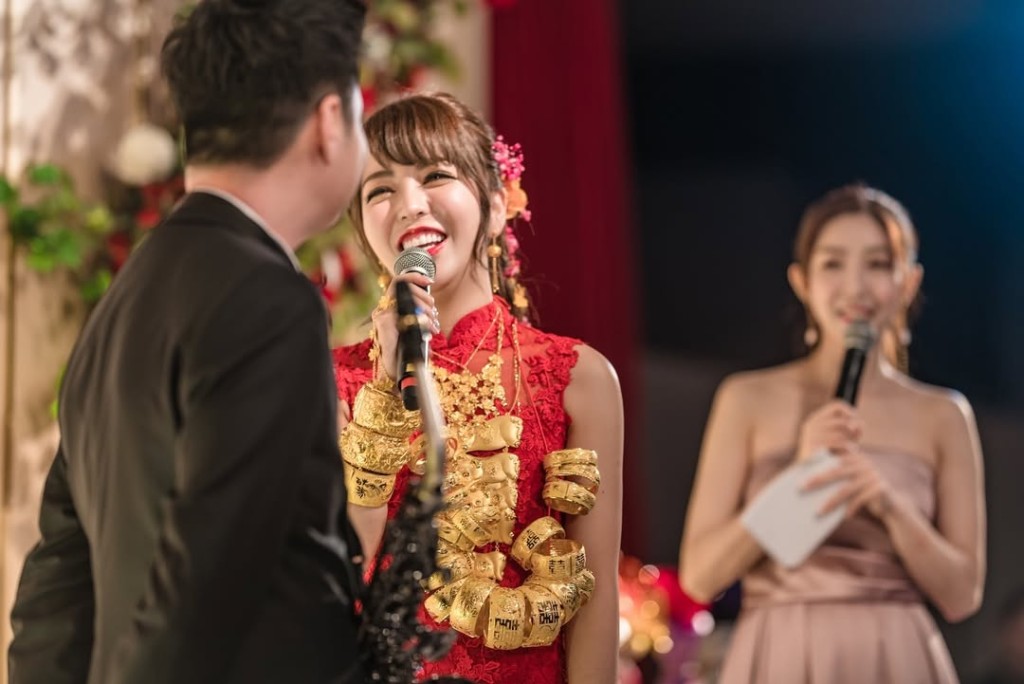 譚嘉儀結婚時，金器掛滿身。
