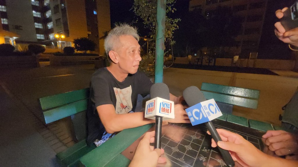 另一居民水邊圍邨莫先生同樣因停電感到悶熱難耐,於是行樓梯落樓乘涼。黎志偉攝 另一居民水邊圍邨莫先生同樣因停電感到悶熱難耐,於是行樓梯落樓乘涼。黎志偉攝