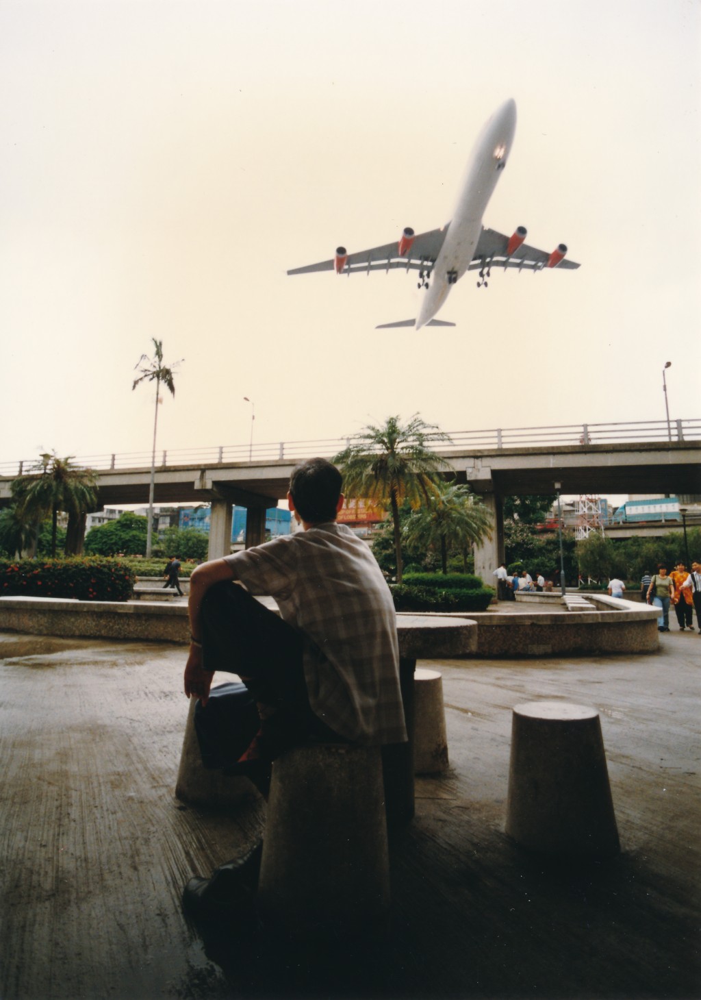 启德机场每次飞机降落贴近九龙城旧楼，突袭奇景吓坏了许多外国游客。九龙城四处可见飞机踪迹。