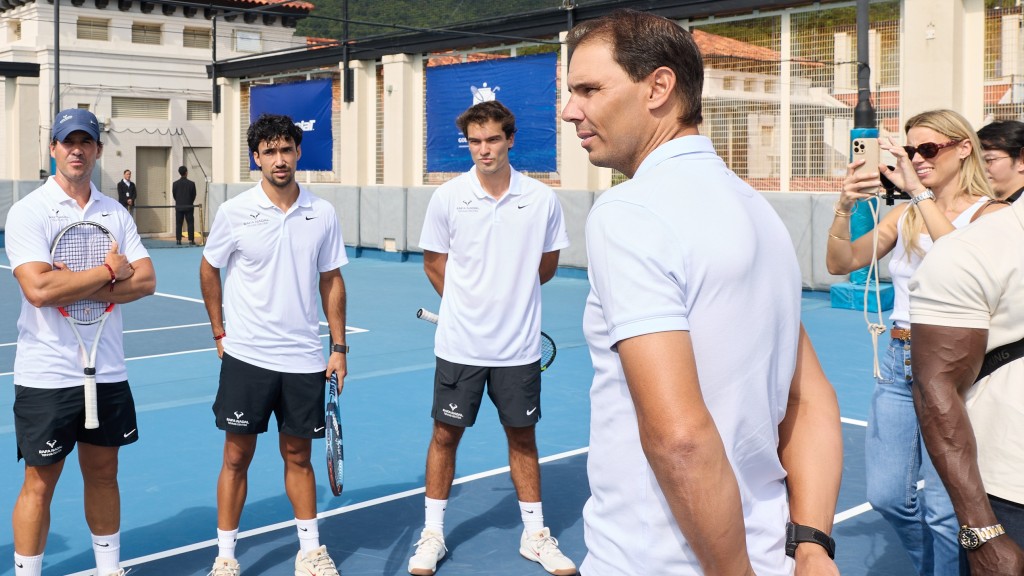 拿度與精英隊球員互動。