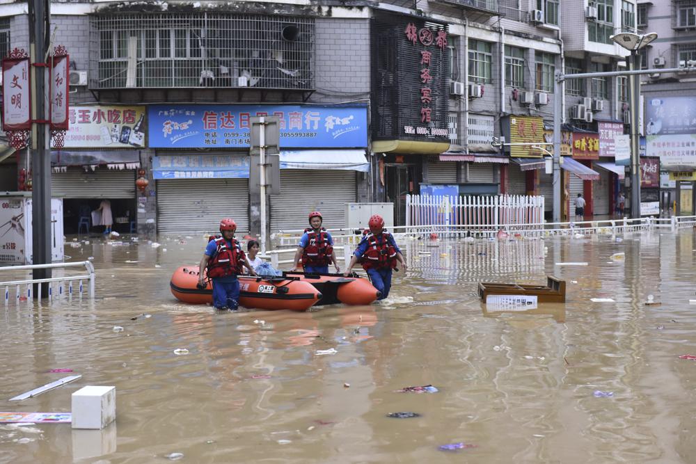 福建建甌市水浸，民眾搭救生艇撤離。  資料圖片