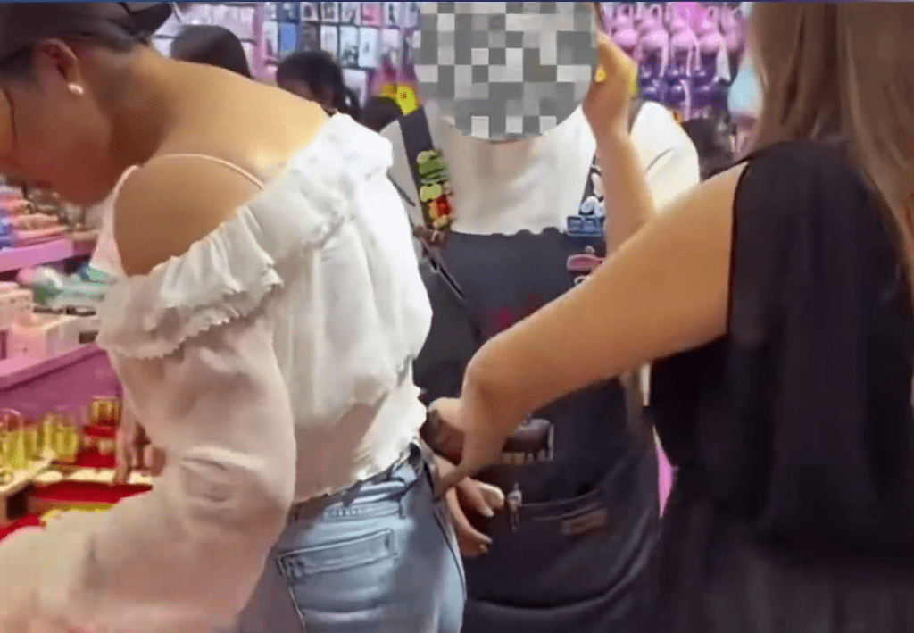哈薩克女網紅與同夥合謀拍攝「污蔑路人盜竊」影片。