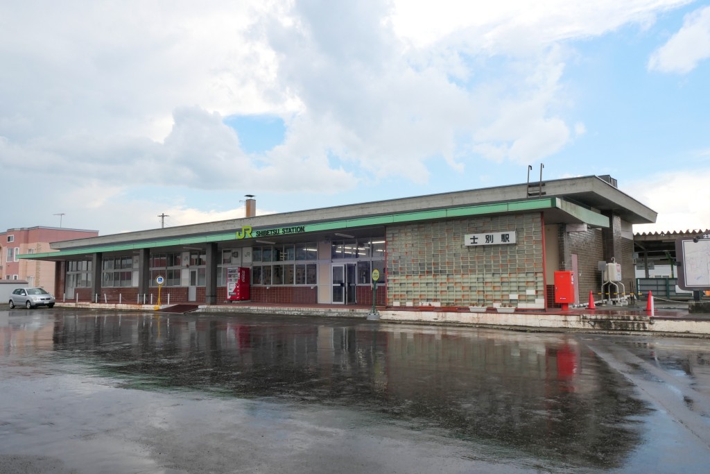 北海道士別市有棕熊襲人，圖為士別駅。維基百科