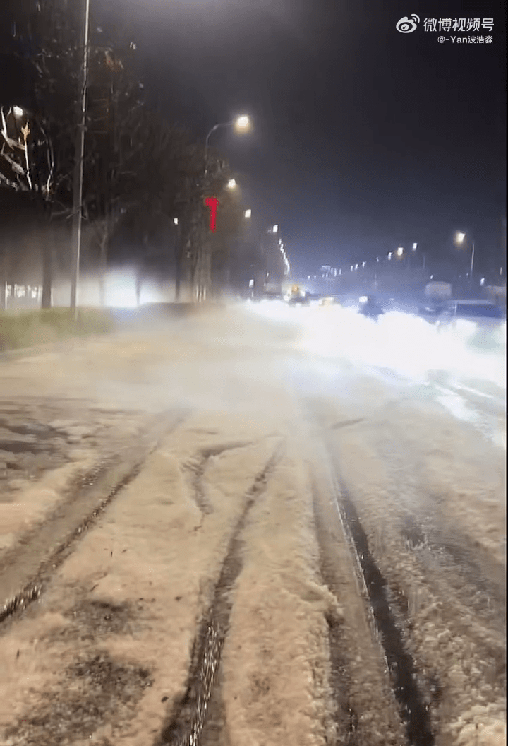 贵州一地突降冰雹最厚处30厘米，当地使用铲车清理，部分农作物受损。