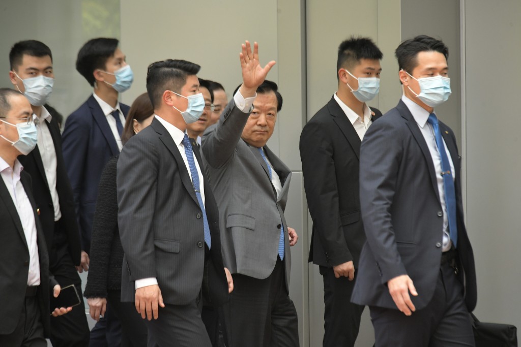 夏寶龍在李家超及官員陪同下，遊覽香港大學。梁譽東攝