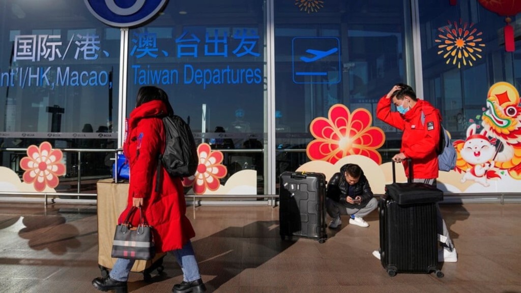 內地優化出入境政策，往香港機票預訂量按月增3.8倍。美聯社 