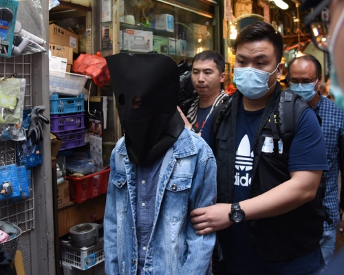 警方在灣仔拘捕2人。