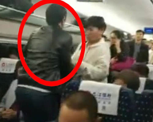 爭執中男乘客(紅圈)衝向女乘客並「伸了對方一腳」。(網圖)