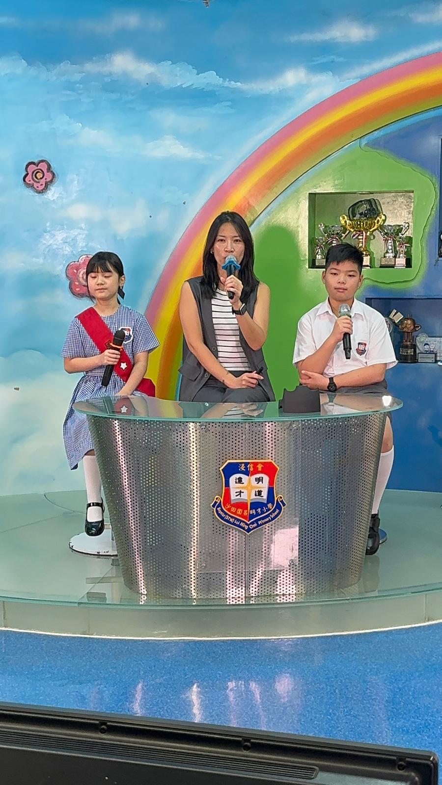 开学第一个活动为校园电台欢迎广播。(图片来源:Oh!爸妈) 开学第一个活动为校园电台欢迎广播。(图片来源:Oh!爸妈)