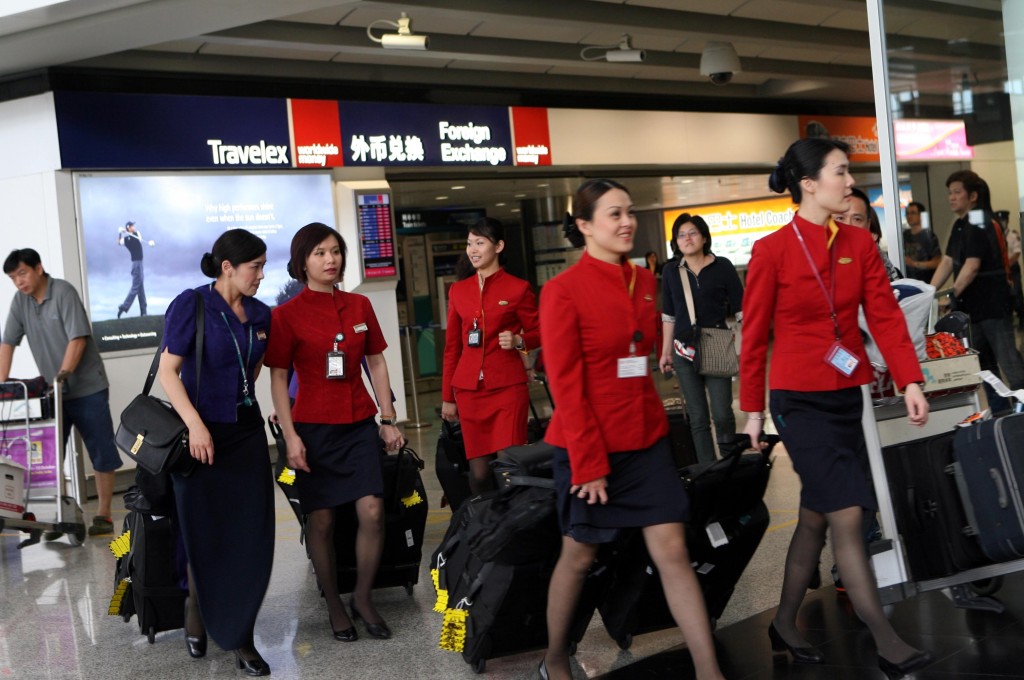 据称国泰招台湾空服员服务内地旅客，但不会用内地空服员。