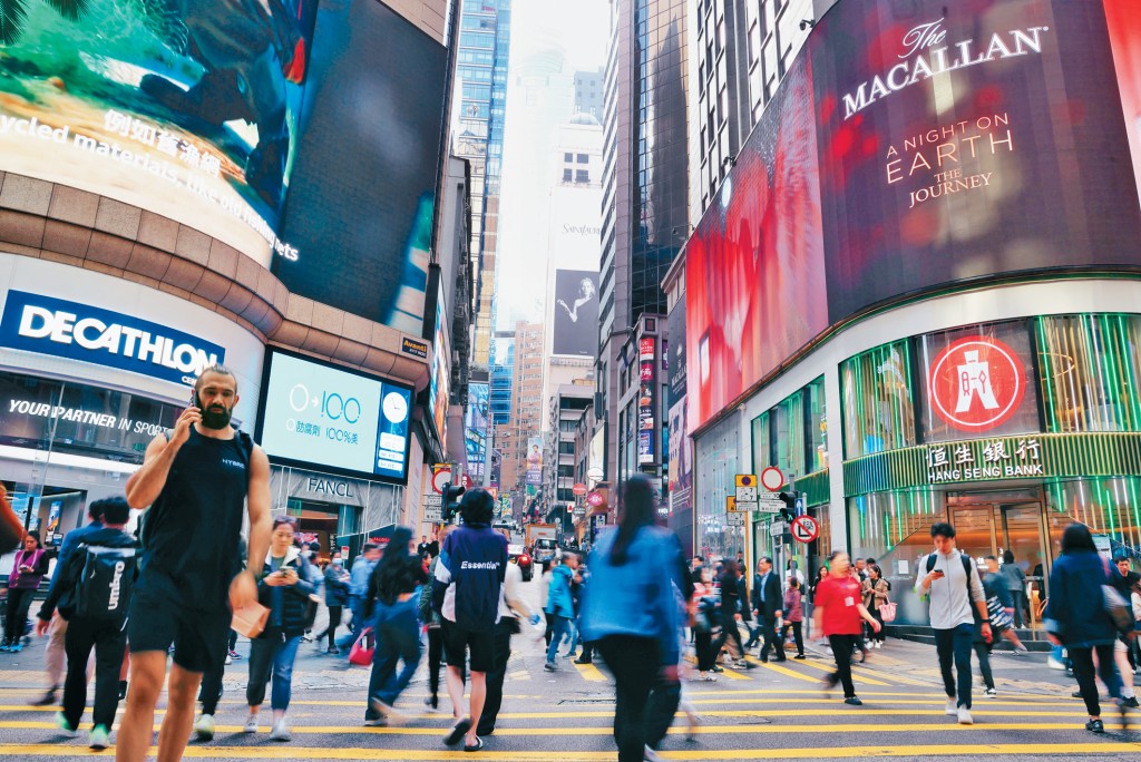 政府下月將發表新一份《財政預算案》，財政司司長陳茂波發文暗示，將會增加公共服務收費。